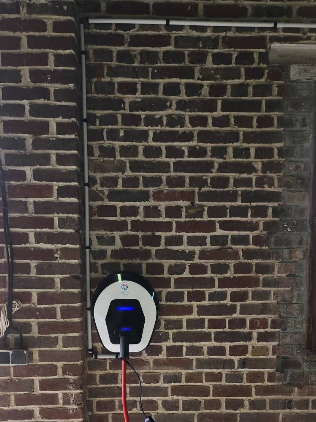 Borne-de-recharge-mural-sur-mur-en-brique